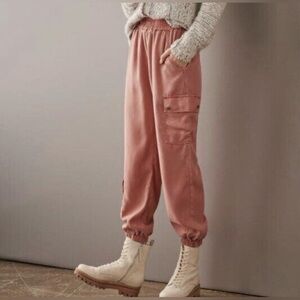 Anthropologie cropped jogger, peach color, size medium petite